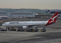 Qantas Airways, Airbus A330-202,  VH-EBI, c/n 898, in JFK