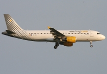 Vueling Airlines, Airbus A320-214, EC-KEZ, c/n 3152, in BCN