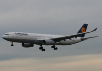 Lufthansa, Airbus A330-343X, D-AIKM, c/n 913, in YVR