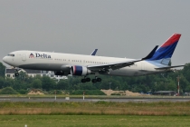 Delta Air Lines, Boeing 767-332ER(WL), N1611B,  c/n 30595/794, in TXL