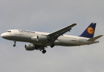 Lufthansa, Airbus A320-211, D-AIQS, c/n 401, in LHR