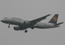 Lufthansa, Airbus A320-211, D-AIQB, c/n 200, in LHR