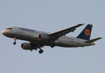 Lufthansa, Airbus A320-211, D-AIPB, c/n 070, in LHR