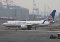 Continental Airlines, Boeing 737-724(WL), N27734, c/n 28949/371, in EWR