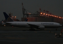 Continental Airlines, Boeing 777-224ER, N78005, c/n 27581/177, in EWR