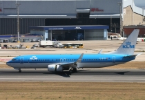 KLM - Royal Dutch Airlines, Boeing 737-8K2(WL), PH-BXW, c/n 30360/2467, in LIS