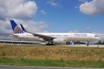 United Airlines, Boeing 757-224(WL), N17122, c/n 27564/768, in TXL