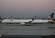 United Airlines, Boeing 757-33N(WL), N77871, c/n 33526/1032, in EWR