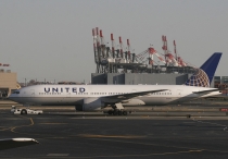 United Airlines, Boeing 777-224ER, N76010, c/n 29480/220, in EWR