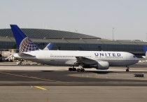 United Airlines, Boeing 767-224ER, N69154, c/n 30433/823, in EWR