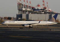 United Airlines, Boeing 757-324(WL), N75853, c/n 32812/997, in EWR