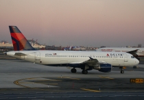 Delta Air Lines, Airbus A320-212, N359NW, c/n 846, in EWR