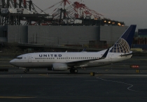 United Airlines, Boeing 737-724(WL), N39726, c/n 28796/315, in EWR