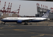 United Airlines, Boeing 777-222, N775UA, c/n 26947/22, in EWR