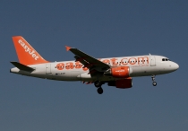 EasyJet Airline, Airbus A319-111, G-EZIP, c/n 2514, in LGW