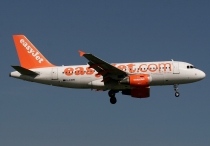 EasyJet Airline, Airbus A319-111, G-EZMS, c/n 2378, in LGW