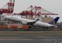 United Airlines, Boeing 757-224(WL), N33132, c/n 29281/809, in EWR