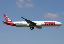 TAM Airlines, Boeing 777-32WER, PT-MUD, c/n 37667/751, in LHR