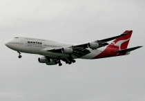 Qantas Aiways, Boeing 747-438, VH-OJI, c/n 24887/826, in SIN