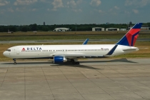 Delta Air Lines, Boeing 767-332ER(WL), N174DN, c/n 34802/317, in TXL