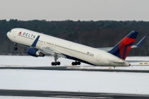 Delta Air Lines, Boeing 767-332ER(WL), N185DN, c/n 27961/576, in TXL