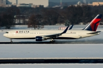 Delta Air Lines, Boeing 767-332ER(WL), N194DN, c/n 28451/675, in TXL