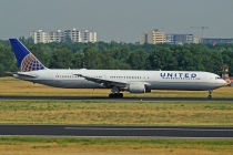 United Airlines, Boeing 767-424ER, N69063, c/n 29458/872, in TXL