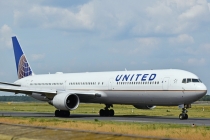 United Airlines, Boeing 767-424ER, N76054, c/n 29449/816, in TXL