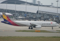Asiana Airlines, Airbus A321-231, HL7713, c/n 1734, in KIX