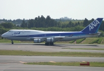 ANA - All Nippon Airways, Boeing 747-481, JA8098, c/n 25207/870, in NRT