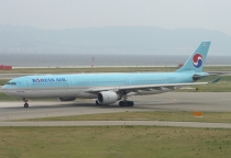 Korean Air, Airbus A330-323X, HL7720, c/n 550, in KIX 