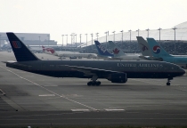 United Airlines, Boeing 777-222ER, N798UA, c/n 26928/123, in KIX
