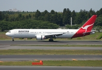 Qantas Airways, Boeing 767-338ER, VH-OGT, c/n 29117/710, in NRT